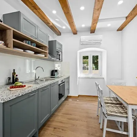 Old Tower Center * Pula